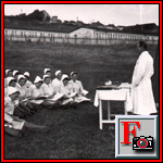 Obr. 12: Bohuslav Niederle vyuuje zdravotn sestry na  motolskm trvnku (1946). (Kliknutm na obrzek dostanete jeho zvtenou verzi.)