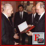 Obr. 17: Rektor Radim Palou pedv Bohuslavu Niederlemu zlatou medaili UK (26. 3. 1992). (Kliknutm na obrzek dostanete jeho zvtenou verzi.)